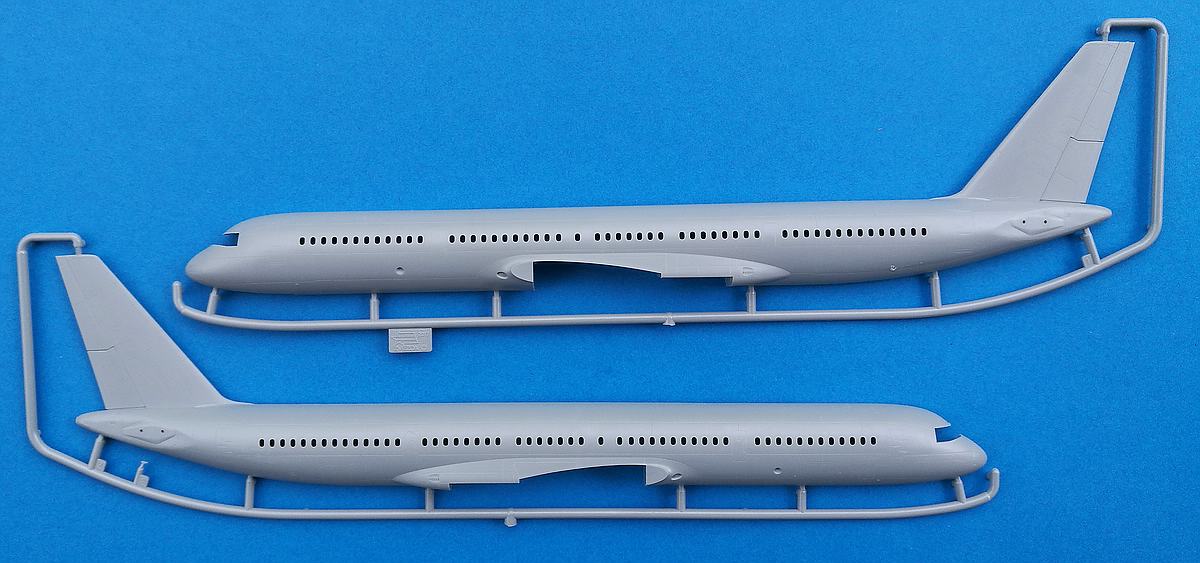 Zvezda-7023-Tupolev-Tu-204-100-29 Tupolev Tu 204-100 im Maßstab 1:144 von Zvezda 7023