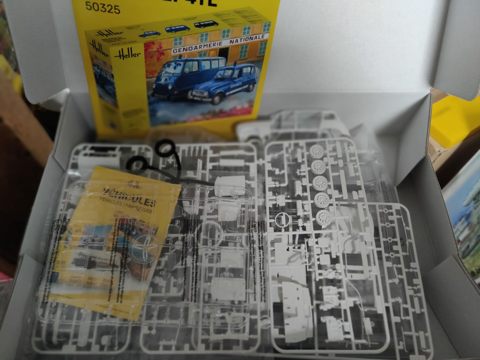 Gendarmerie Set Renault Estafette + Renault 4TL HELLER 50325 1/24ème maquette char promo