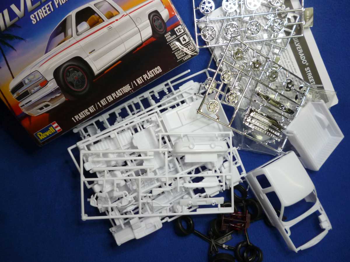 14538-Revell-Chevrolet-Silverado-1-25-005 `99 Chevrolet Silverado Street Pickup in 1:25 von Revell # 14538