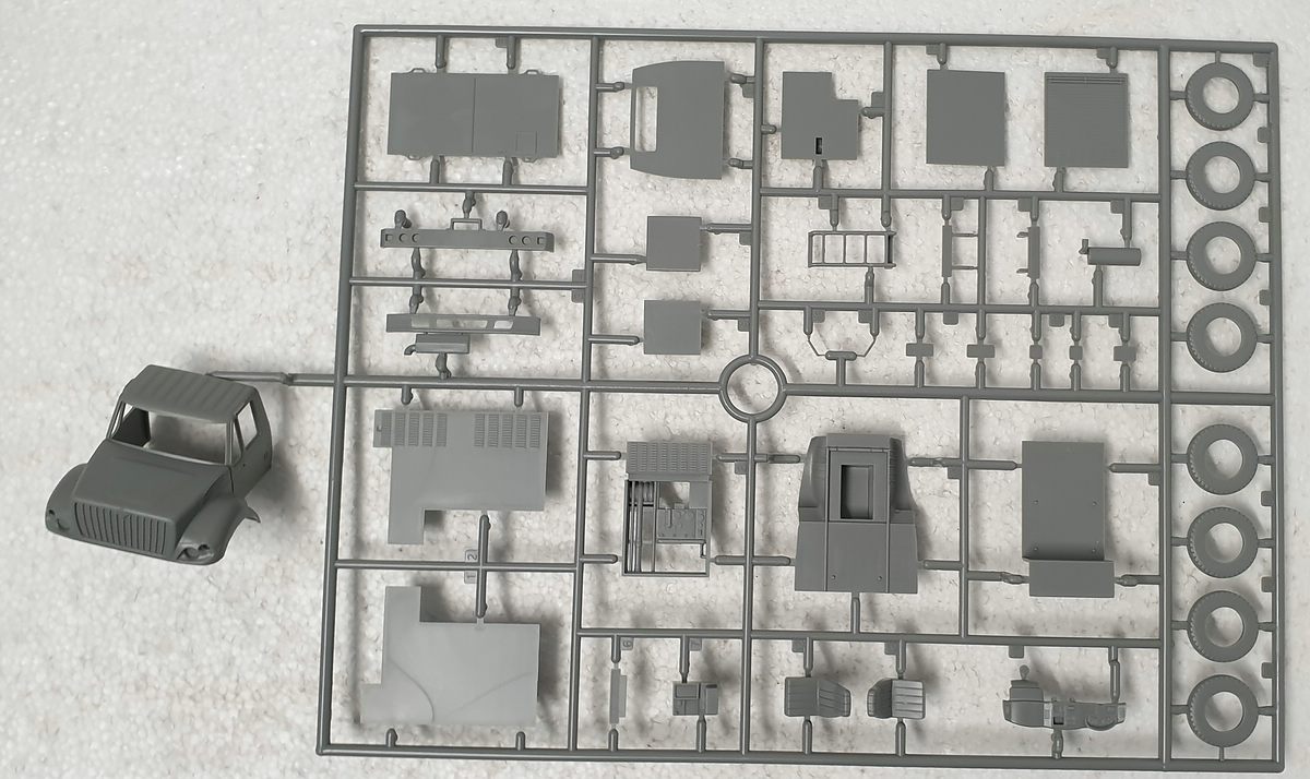 Kinetic-48116-USAF-Fuel-Tanker-6 R-11 USAF-NATO Fuel Truck in 1:48 von Kinetic #K48116